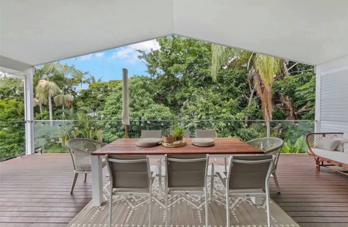 Alexandra Headland House | Alex Treehouse by the Beach- 5BRM with Pool