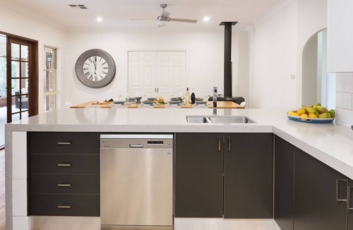 Lovedale House | Amelia-Rose Estate: Lovedale 6-bdr retreat with pool & fireplace—Memories await!