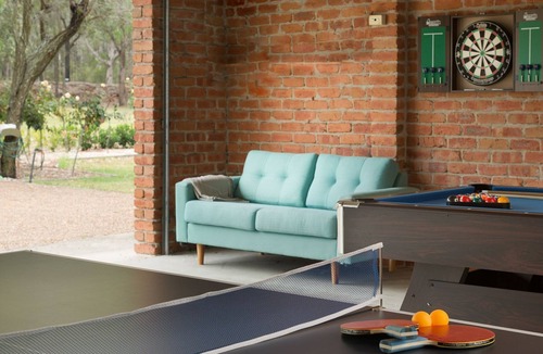 Lovedale House | Amelia-Rose Estate: Lovedale 6-bdr retreat with pool & fireplace—Memories await!