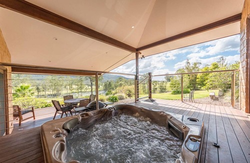 Possum Brush House | An idyllic, secluded luxury house with a panoramic views.