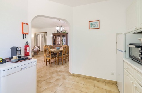 Silves Apartment | Apartment 'Two Bedroom 2' with Shared Pool, Wi-Fi and Air Conditioning