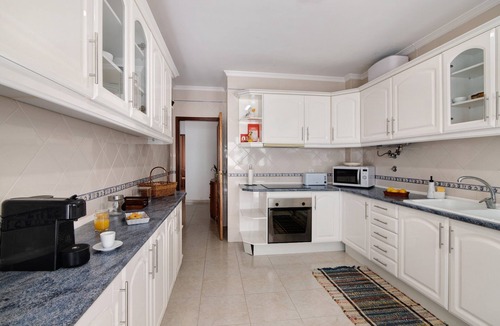 Vila Nova De Cacela Apartment | Apartment 'Rosas No Lagar' with Private Terrace, Wi-Fi and Air Conditioning