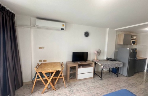 Phra Khanong Nuea Apartment | Apartment with office desk set near to Phra Khanong BTS station