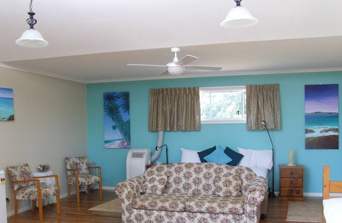 Cumboogle Apartment | Aqua Studio with shared kitchen, short drive to Zoo, Rural Setting