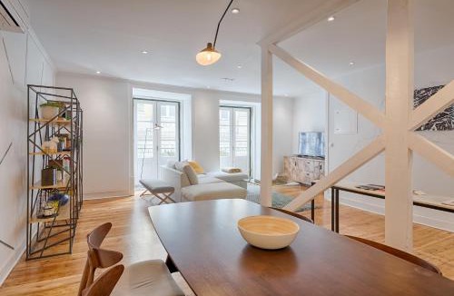 Misericordia Apartment | Architectural Gem in Bica