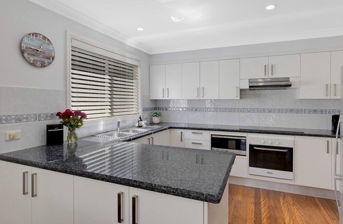 Avoca Beach House | Avoca Beach Lakehouse 450m To The Beach