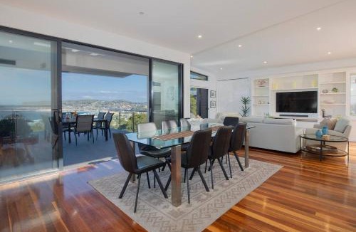 North Avoca House | Avoca Infinity - Expansive Haven with Ocean Panorama