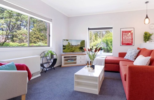 Moss Vale Villa | Azalea Court – walking distance to shops & golf courses