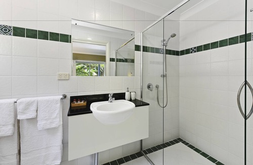 Port Macquarie House | Azura Beach House B&B