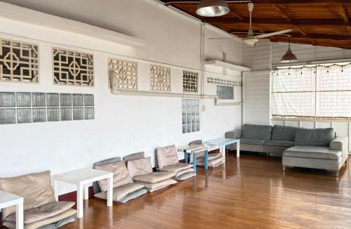 Ban Phan Thom Hostel | Baan Nampetch Hostel
