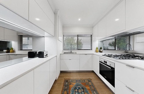 Ashgrove Apartment | Balcony 2-Bed Apartment in Ashgrove