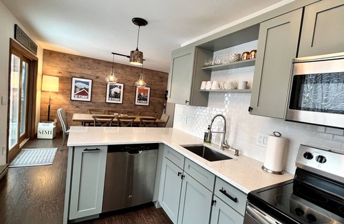 West Dover Condo | Basecamp Mount Snow + Modern & Perfect for 2 families + 5 min. to ski mountain!