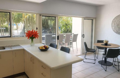 North Ward Apartment | Beach Front Strand Stay-Steps to Beach & Waterpark Townsville