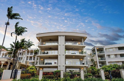 Trinity Beach Apartment | Beachfront 3-Bed with Pool & Stunning Ocean Views
