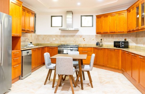 Palm Jumeirah Villa | Beachfront 6BR + Assistant's Room Villa with Private Pool, Palm Villa