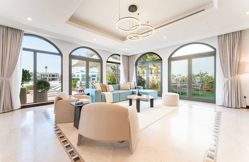 Palm Jumeirah Villa | Beachfront 6BR + Assistant's Room Villa with Private Pool, Palm Villa