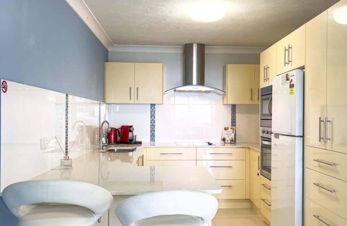 Bilinga Apartment | Beachfront Apartment with Hot Tub & Pool