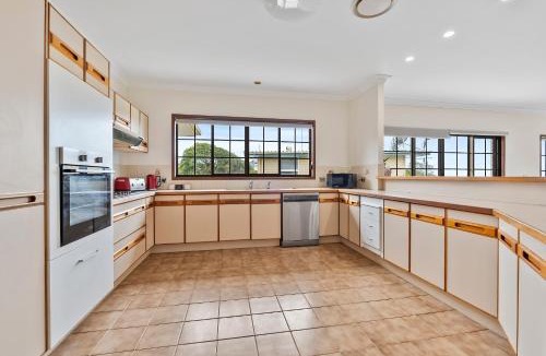 Golden Beach House | Beachfront - Opposite Boat Ramp