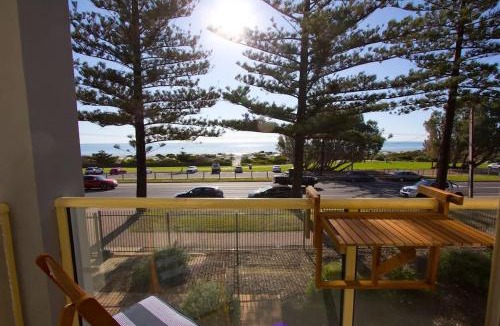 Semaphore House | Beachfront self contained upstairs apartment