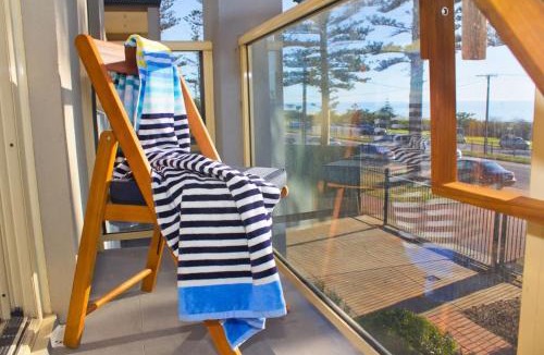 Semaphore House | Beachfront self contained upstairs apartment