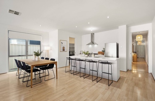 Semaphore House | Beachside Entertainer