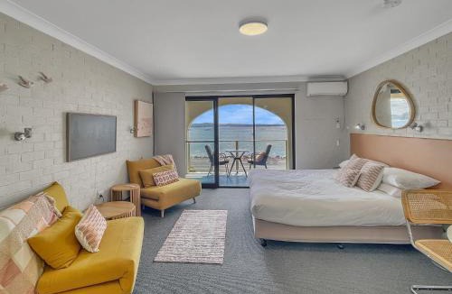 Batehaven Apartment | Beachside Studio Steps from Caseys Beach