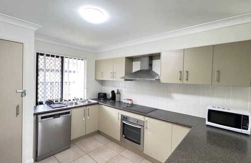 Redbank Plains House | Beautiful 4 BDR House with ensuite and A/C