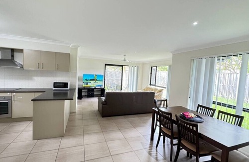 Redbank Plains House | Beautiful 4 BDR House with ensuite and A/C