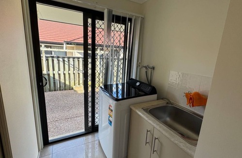 Redbank Plains House | Beautiful 4 BDR House with ensuite and A/C