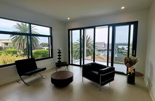 Putney Villa | Beautiful 5BR duplex with waterveiw