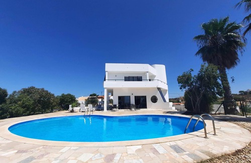 Aroeira Villa | Beautiful Villa, Air-Con, Large Private Pool, Close to the Beach.