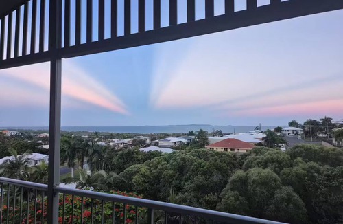 Barlows Hill House | Bella Breeze - Ocean Views, Spa & Air Condtioned