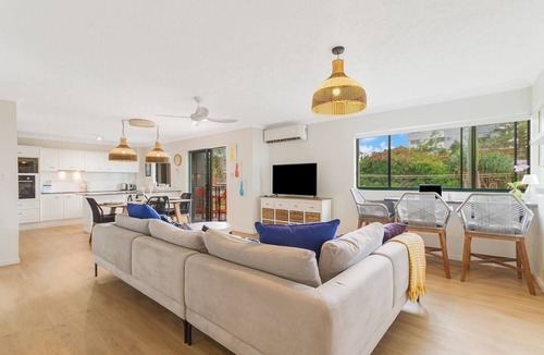 Bilinga Apartment | Bilinga Bliss - Luxury chic beachfront apartment. All Inclusive.