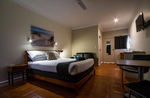 Bowen Hotel | Birch Motel Bowen