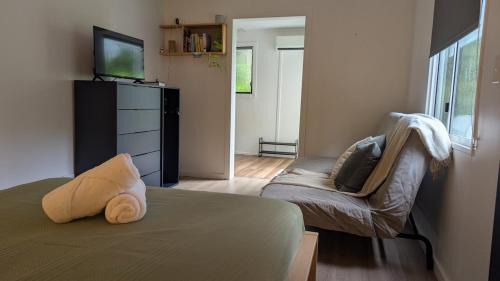 Kuranda Apartment | Birdwatcher's Oasis - Tiny Home - Cassowary