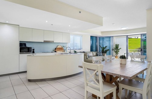 Coolangatta Apartment | Blue C 401 - Beachfront Coolangatta - Min. 3 night stays!