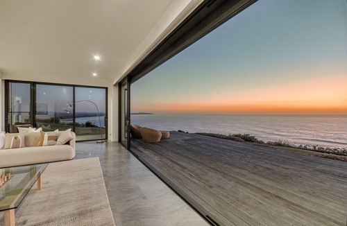 Lennox Head House | Blue Seas encapsulates the essence of breathtaking views