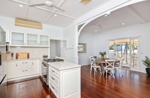 Urangan House | Bluewater Beach Retreat - 5BD/Pool/Walk to Beach