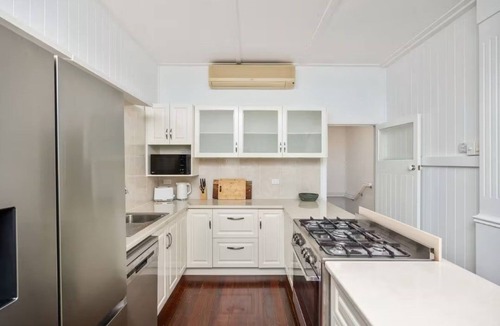 Urangan House | Bluewater Beach Retreat - 5BD/Pool/Walk to Beach