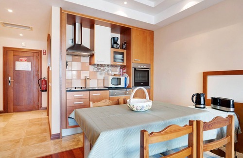 Mexilhoeira da Carregacao Apartment | Boca do Rio - Apartamento T1 close to the Sea with Shared Pool & Wi-Fi
