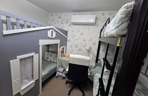 Ashcroft Hostel | Book a bed in 6 beds mixed dormitory.