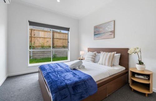 Park Ridge House | Brand New Convenient Family Home with Workspace