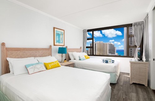 Waikiki Apartment | Breezy condo with ocean views & beach essentials