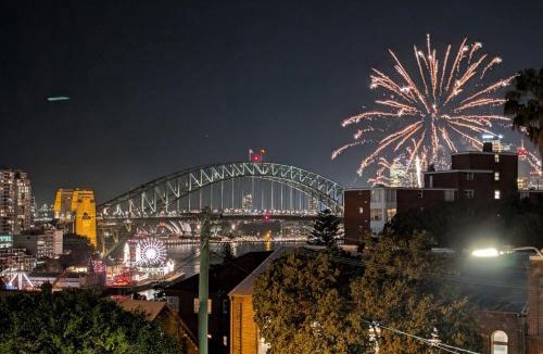 North Sydney Apartment | Bridge View at Lucky Feather - Close to Station