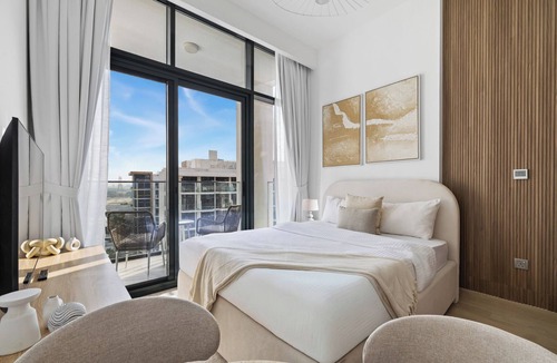 Nad Al Sheba Apartment | Bright Modern Studio in Meydan
