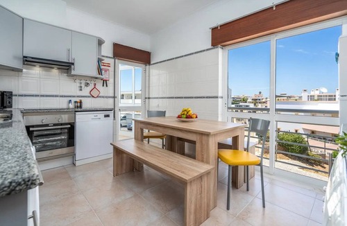 Lagos Apartment | Bright, spacious apartment in central area of Lagos