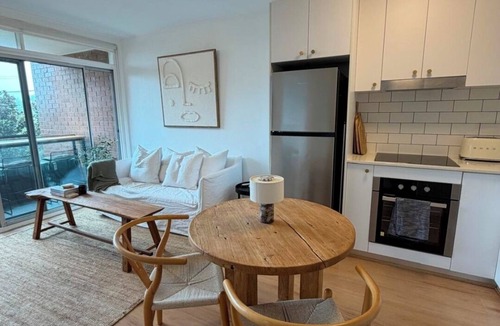 Annandale Apartment | Bright & Sunny 1bdr with City Views Mins to CBD
