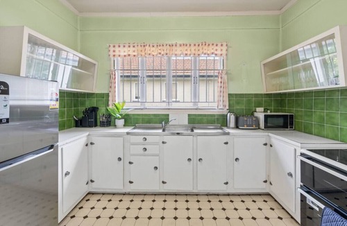 Coopers Plains House | Budget-Friendly Stay for 7! 2 Mins Walk to Train