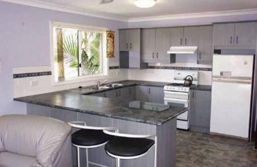 Ingleburn House | Budget Sydney Holiday House with WIFI & Netflix