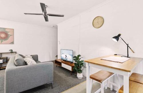 Edge Hill Apartment | Cairns Retro Studio - Cosy Stay near Botanic Gardens